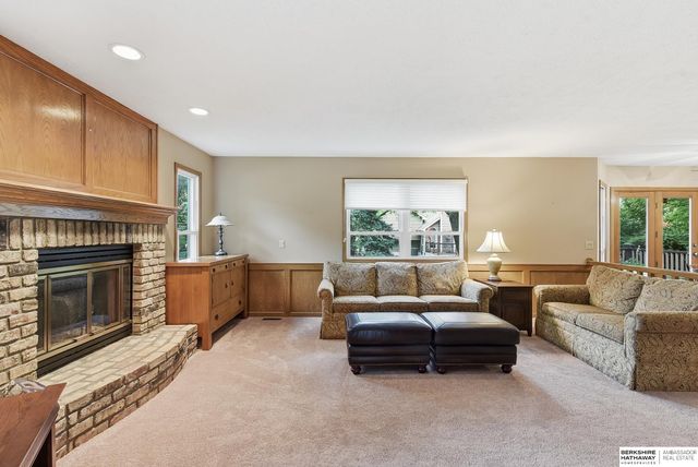 825 Valentine Lane, Papillion, NE 68046