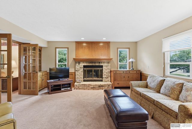 825 Valentine Lane, Papillion, NE 68046