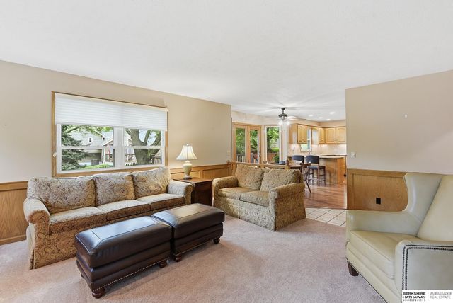 825 Valentine Lane, Papillion, NE 68046