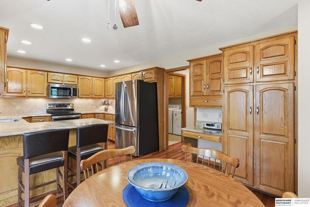 825 Valentine Lane, Papillion, NE 68046