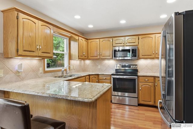 825 Valentine Lane, Papillion, NE 68046