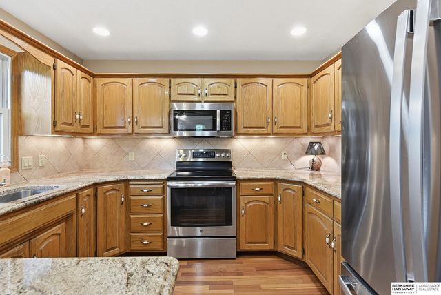 825 Valentine Lane, Papillion, NE 68046