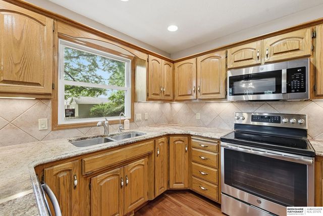 825 Valentine Lane, Papillion, NE 68046