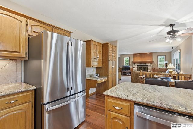 825 Valentine Lane, Papillion, NE 68046
