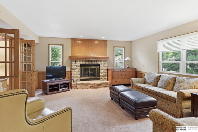 825 Valentine Lane, Papillion, NE 68046