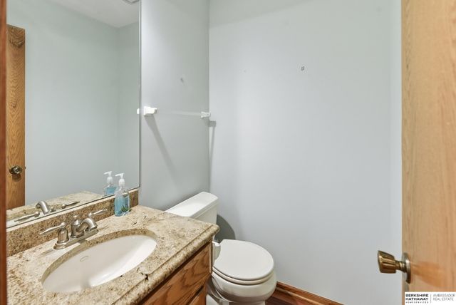 825 Valentine Lane, Papillion, NE 68046