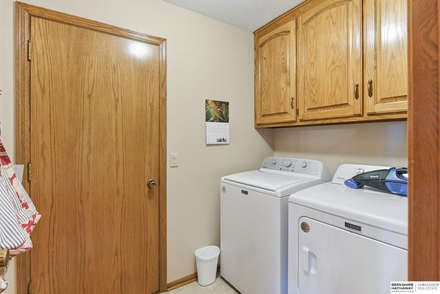 825 Valentine Lane, Papillion, NE 68046