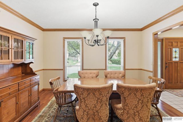 825 Valentine Lane, Papillion, NE 68046