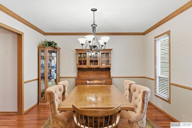 825 Valentine Lane, Papillion, NE 68046
