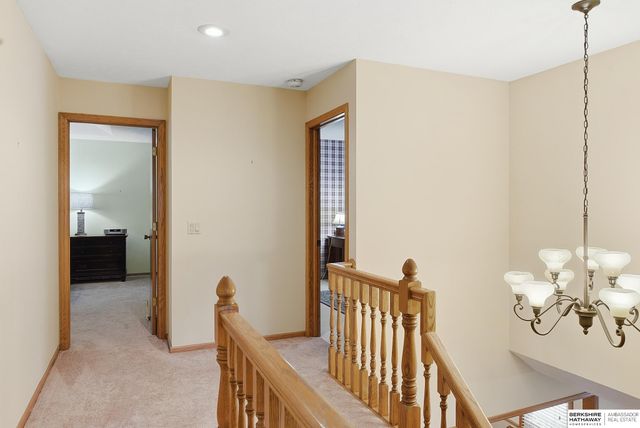 825 Valentine Lane, Papillion, NE 68046
