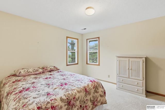 825 Valentine Lane, Papillion, NE 68046