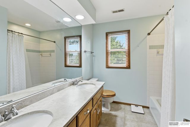 825 Valentine Lane, Papillion, NE 68046