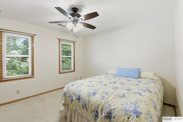 825 Valentine Lane, Papillion, NE 68046