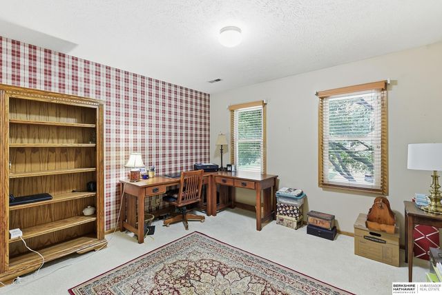 825 Valentine Lane, Papillion, NE 68046