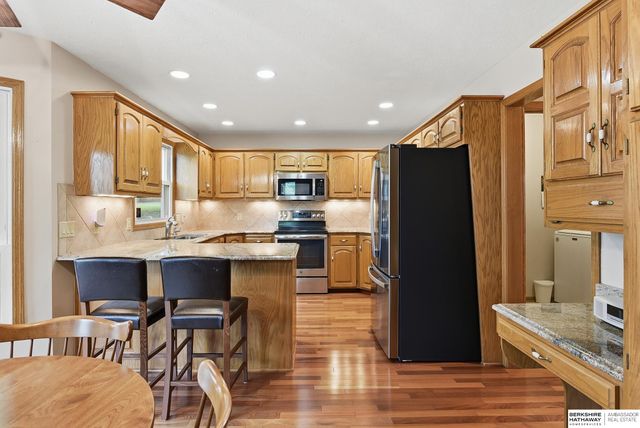 825 Valentine Lane, Papillion, NE 68046