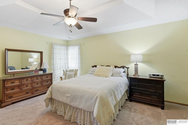 825 Valentine Lane, Papillion, NE 68046