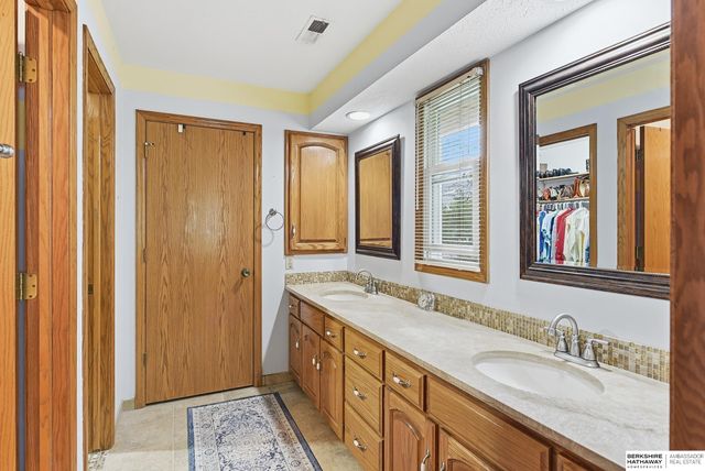 825 Valentine Lane, Papillion, NE 68046