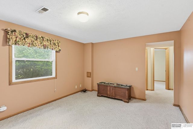 825 Valentine Lane, Papillion, NE 68046