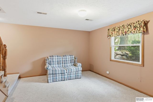 825 Valentine Lane, Papillion, NE 68046