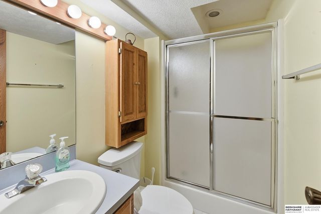 825 Valentine Lane, Papillion, NE 68046