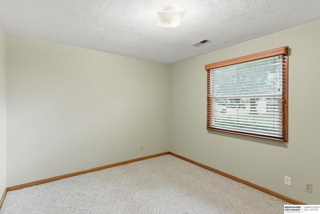 825 Valentine Lane, Papillion, NE 68046