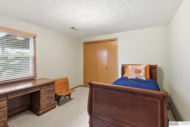 825 Valentine Lane, Papillion, NE 68046