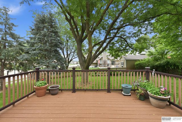 825 Valentine Lane, Papillion, NE 68046