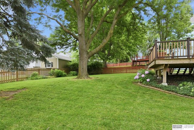 825 Valentine Lane, Papillion, NE 68046