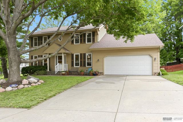 825 Valentine Lane, Papillion, NE 68046