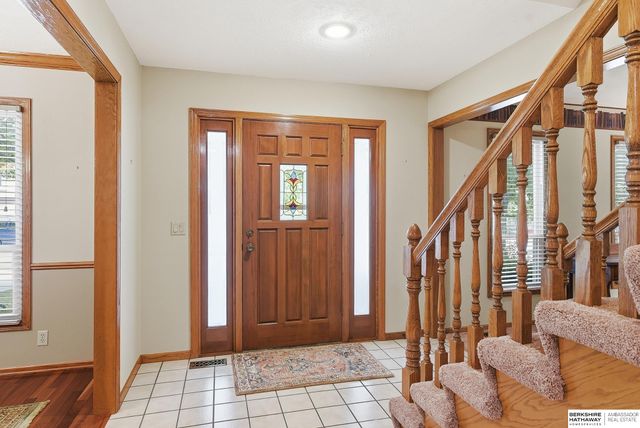 825 Valentine Lane, Papillion, NE 68046