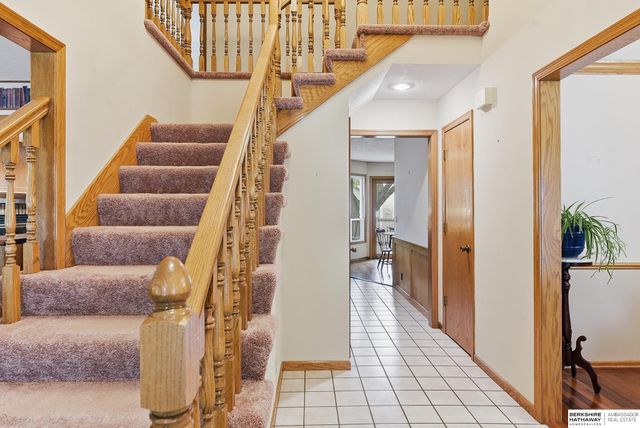 825 Valentine Lane, Papillion, NE 68046