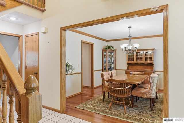 825 Valentine Lane, Papillion, NE 68046