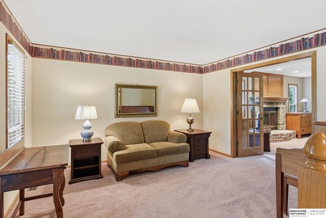 825 Valentine Lane, Papillion, NE 68046