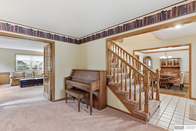 825 Valentine Lane, Papillion, NE 68046