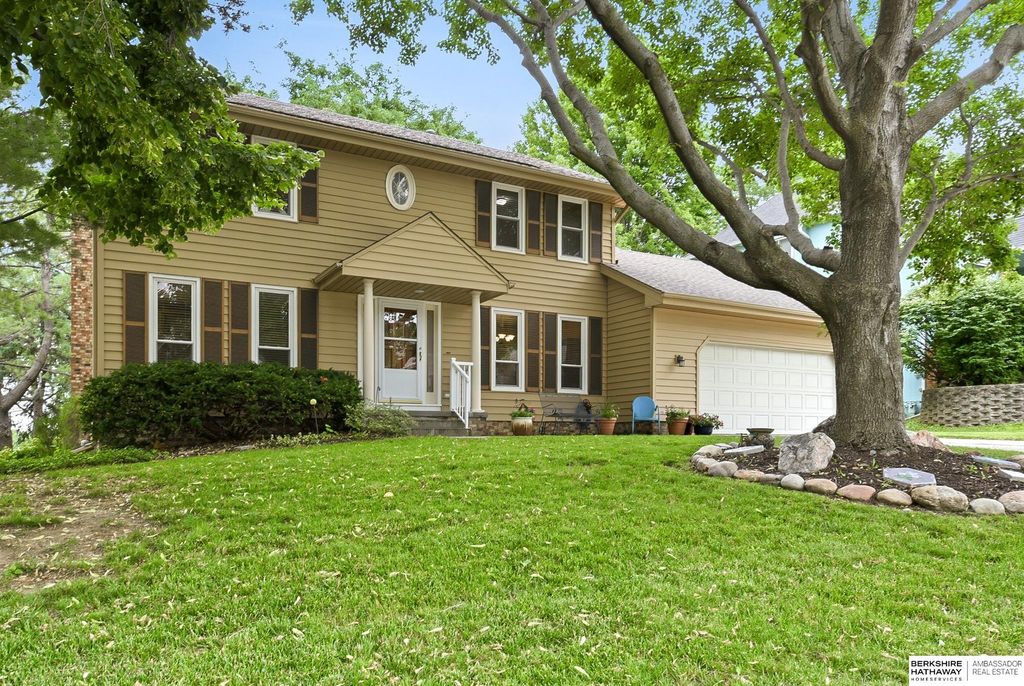825 Valentine Lane, Papillion, NE 68046