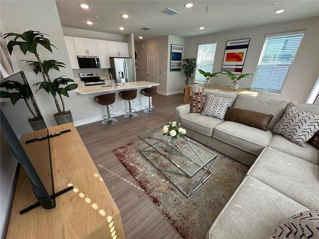 1111 E CAROLINE STREET, Tavares, FL 32778