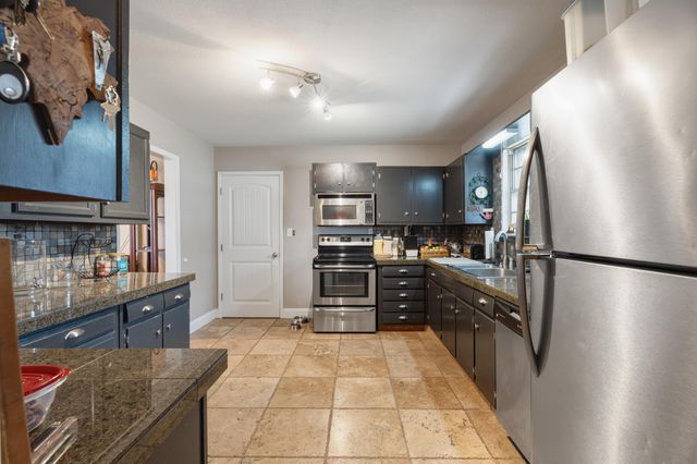 18 E 15th Road, Grove, OK 74344