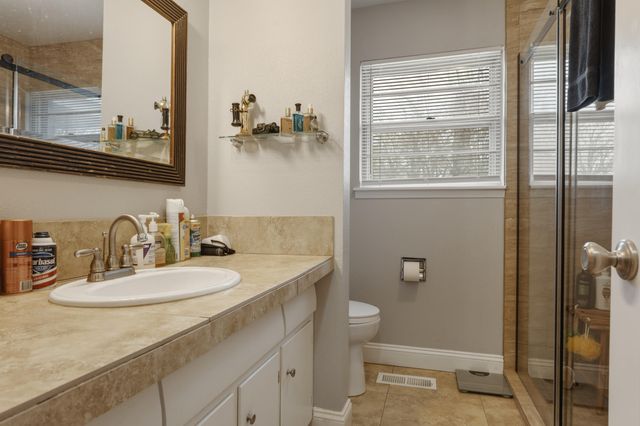 18 E 15th Road, Grove, OK 74344