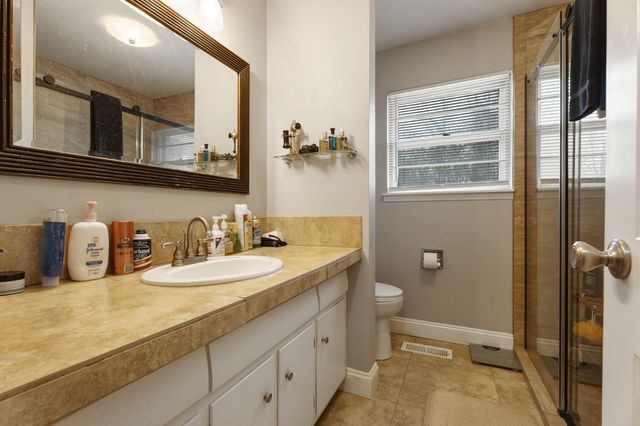 18 E 15th Road, Grove, OK 74344