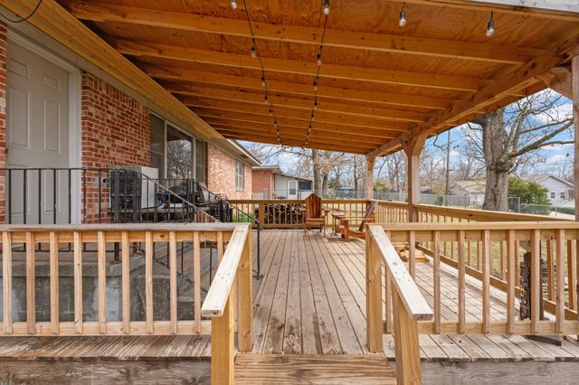 18 E 15th Road, Grove, OK 74344