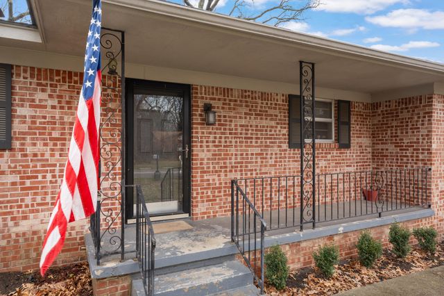 18 E 15th Road, Grove, OK 74344