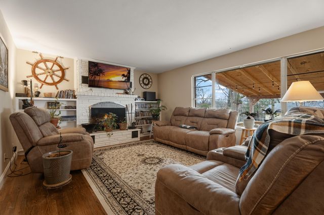 18 E 15th Road, Grove, OK 74344