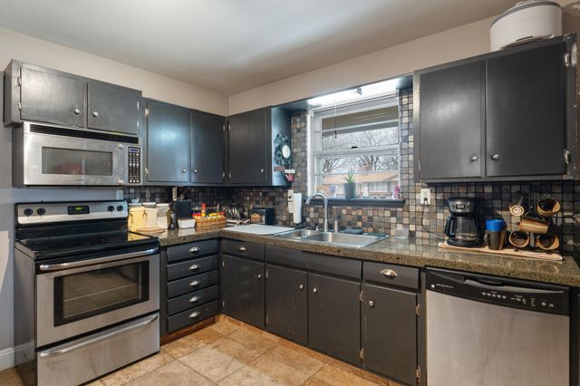 18 E 15th Road, Grove, OK 74344