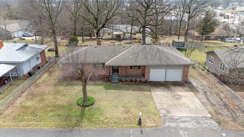 18 E 15th Road, Grove, OK 74344