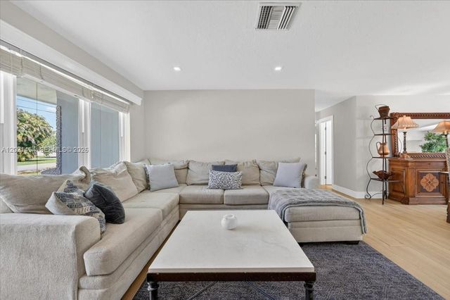 164 NE 30th St, Wilton Manors, FL 33334