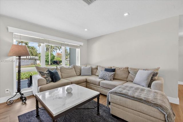 164 NE 30th St, Wilton Manors, FL 33334