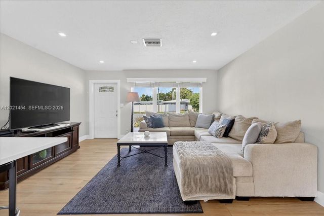 164 NE 30th St, Wilton Manors, FL 33334