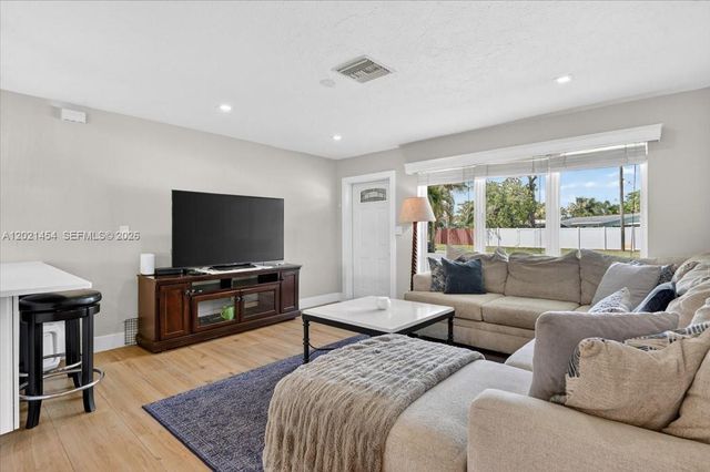 164 NE 30th St, Wilton Manors, FL 33334