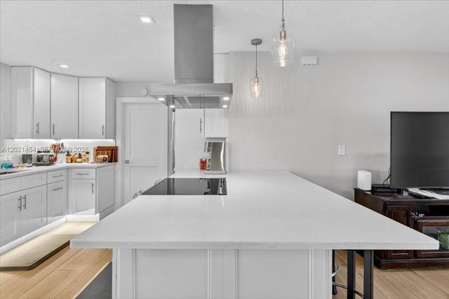 164 NE 30th St, Wilton Manors, FL 33334