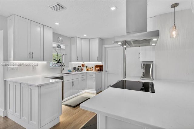 164 NE 30th St, Wilton Manors, FL 33334